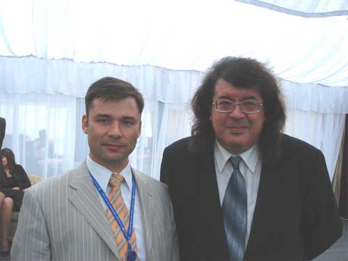 И.Е. Корнелюк, певец-композитор (справа)