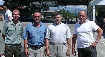 На границе нас встречали абхазские пограничники и наши абхазские коллеги по СРН.