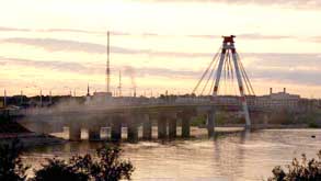 Вид из Зашекснинского района через Октябрьский мост на центральную часть города и промзону