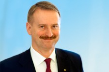 Экс — глава Национального Банка Эстонии и экс-премьер, ныне — комиссар Евросоюза Сийм Каллас
