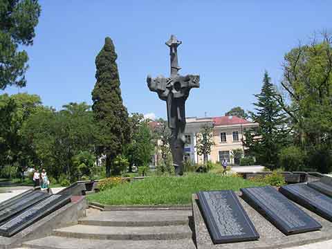 Абхазия, город Сухум. Мемориальный комплекс в память жертв, павших от рук грузинских «гвардейцев» в 1992 — 1993 годах. Просьба обратить внимание — правильно «Сухум», а не «Сухуми», это раньше грузины по — своему так город называли и приписали в конце букву «и».