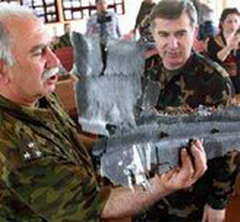 Демонстрация обломков грузинского беспилотника. Фото с сайта www.news.moskva.com 
