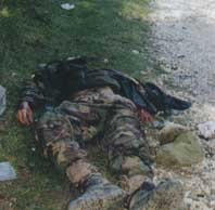 Труп чеченского боевика в селе Наа. Октябрь 2002 г.