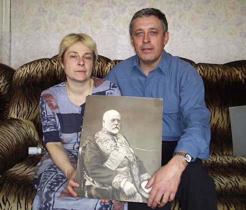 Красовский Г.Р. справа и Наталья Бобкова - наследница Еракова и Даукшо, держит портрет своего прапрадедушки Николая Петровича Еракова.