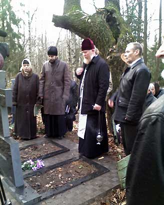Борис Анчугин и настоятель храма «Князь Владимирский», отец Сергий у могилы В.В. Шульгина
