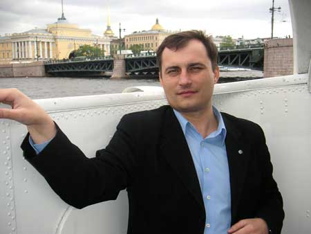 Сергей Лисовский на фоне Адмиралтейства и моста